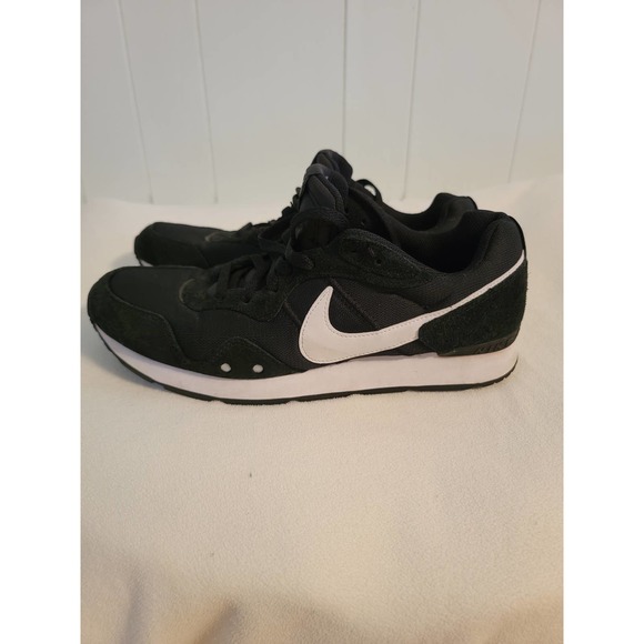 Nike Venture Runner - Men's 80s inspired Sneakers - Sz 9.5, Great Condition - Picture 1 of 8